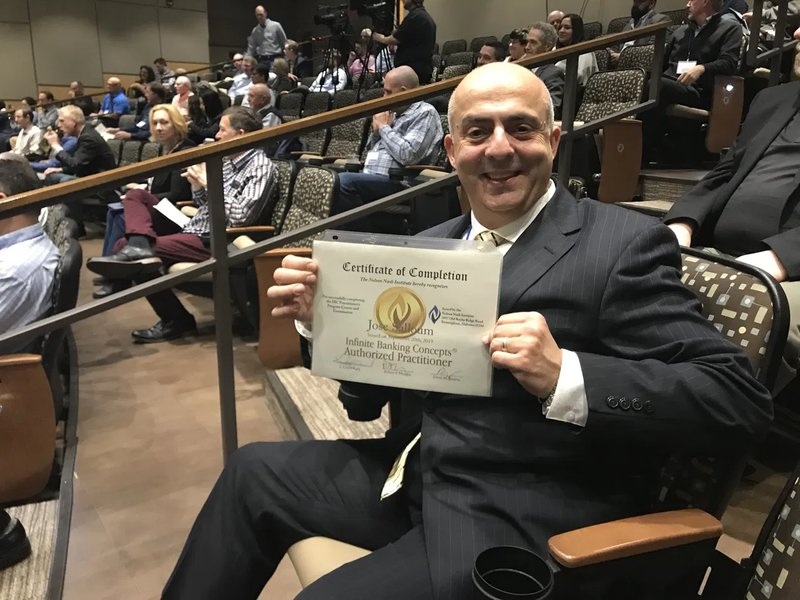 José Salloum tenant un certificat de réussite du Nelson Nash Institute, portant la mention Infinite Banking Concepts Authorized Practitioner et daté du 20 septembre 2019.
